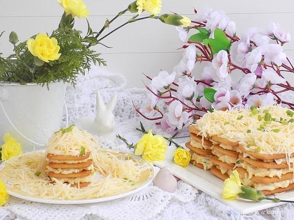 Jajeczno-serowa pasta na krakersach wielkanocnie