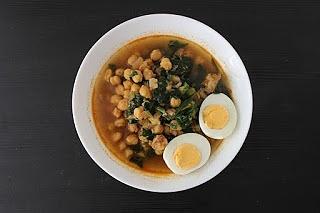 Andaluzyjska zupa wielkopostna z ciecierzycą, dorszem i szpinakiem