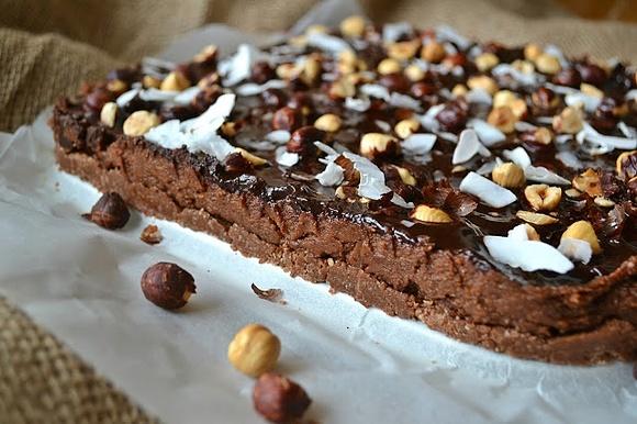Potrójnie czekoladowe ciasto laskowe wegańskie bezglutenowe bez pieczenia