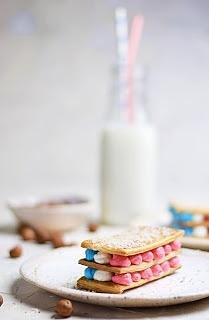 Francuski deser Millefeuille - ciasto tysiąca listków z kremem w barwach flagi francuskiej