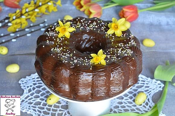 Pomarańczowa babka świąteczna z czekoladą i kolorowymi kulkami
