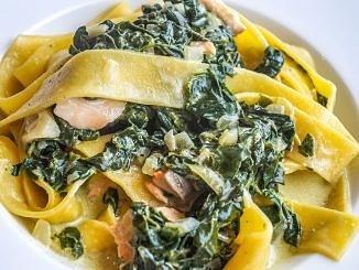 Tagliatelle ze szpinakiem suszonymi pomidorami i pieczarkami