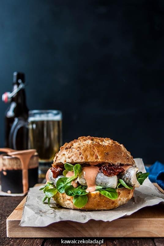 Burger z marynowanym śledziem i pikantnym sosem