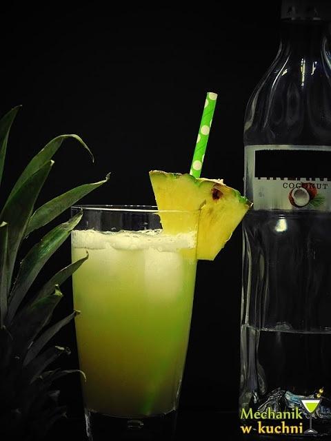 Kokosowy gagatek - słodki drink z wódką kokosową i sokiem ananasowym
