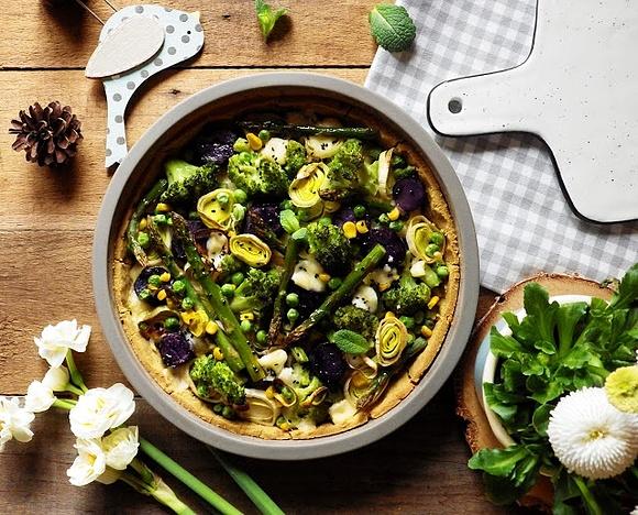 Wiosenna krucha tarta z warzywami i owczym serem bez glutenu