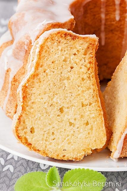 Babka kefirowa z lukrem, miękka i wilgotna, idealna na święta
