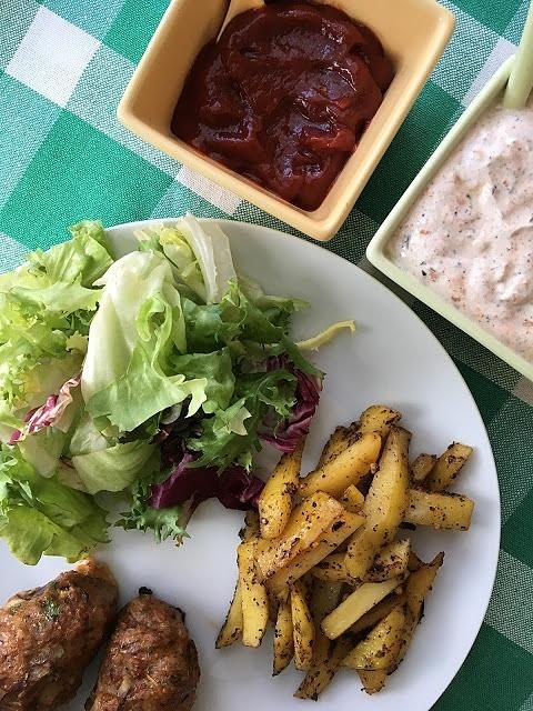 Domowy zdrowy kebab z ziołowymi frytkami