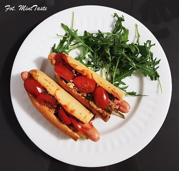 Domowe hot-dogi z warzywami i mięsem cielęcym