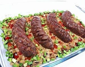 Biała kiełbasa zapiekana w sosie chrzanowo-śmietanowym