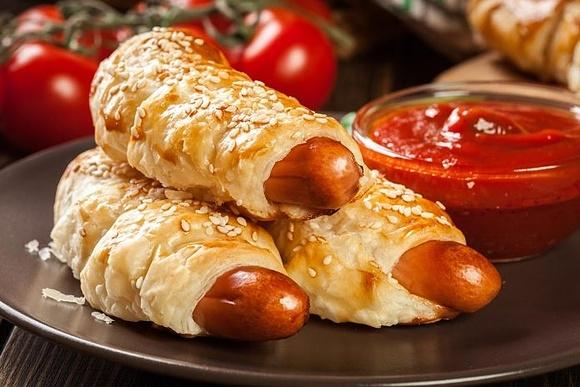 Pieczone parówki w cieście francuskim