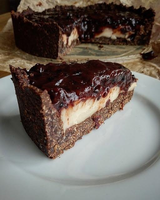 Tarta budyniowa z agaretką porzeczkową na spodzie migdałowo-kokosowym