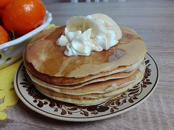 Pancakes puszyste amerykańskie z syropem klonowym