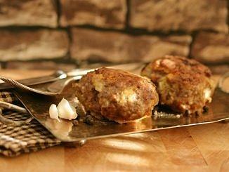 Wołowe klopsiki z serem mozzarella w pomidorowym sosie