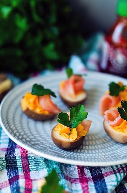 Jajka piklowane w sosie sojowym z łososiem i srirachą