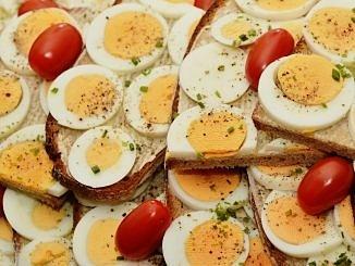 Jajka a cholesterol w święta wielkanocne - co unikać, by dbać o serce