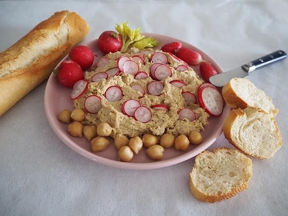 Wegański humus z cieciorki i rzodkiewki