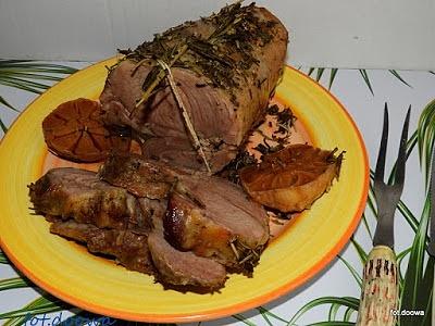 Pieczona jagnięcina z czosnkiem i rozmarynem