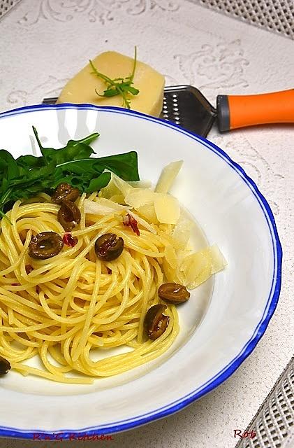 Spaghetti z oliwkami i rukolą
