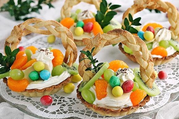 Słodkie koszyczki na Wielkanoc - kolorowe i kruche ciasteczka