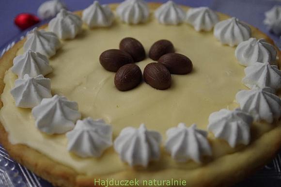 Mazurek z ajerkoniakiem i czarną porzeczką