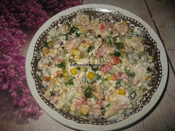 Sałatka z kurczakiem, warzywami i makaronem ryżowym