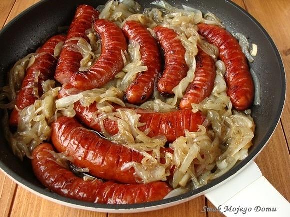 Kiełbasa smażona z cebulą - szybki przepis na obiad