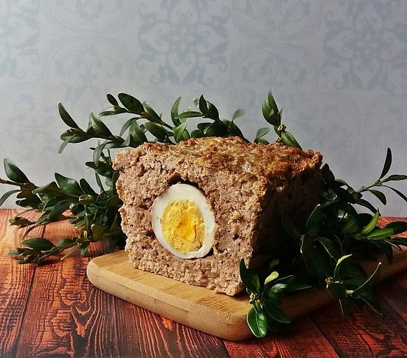 Pieczona mięso z jajkiem w środku