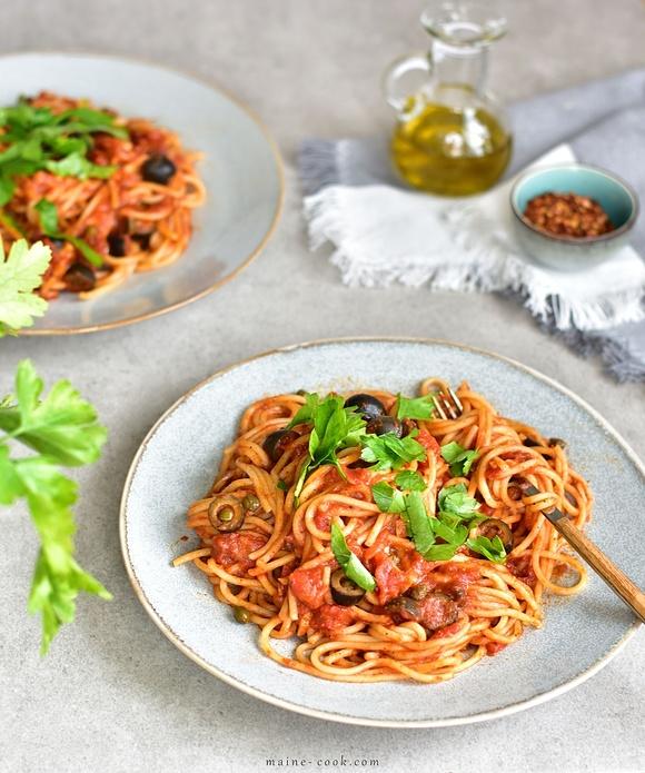 Spaghetti alla puttanesca - szybki i aromatyczny makaron