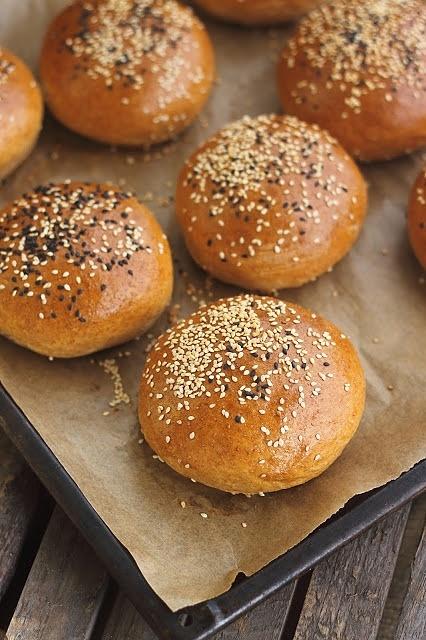 Orkiszowe bułki pełnoziarniste do burgerów