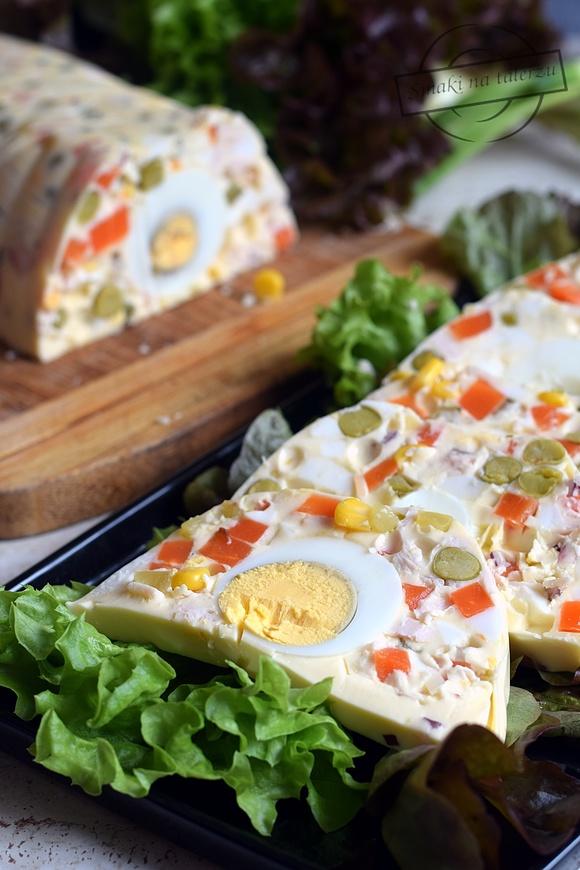 Majonezowa terrina z jajkami i dodatkami