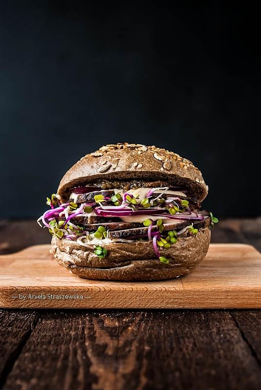 Burger z mięsem z kaczki