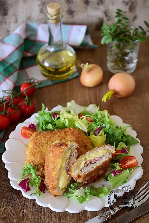 Schabowe pakieciki z serem, szynką parmeńską i panierką z krakersów