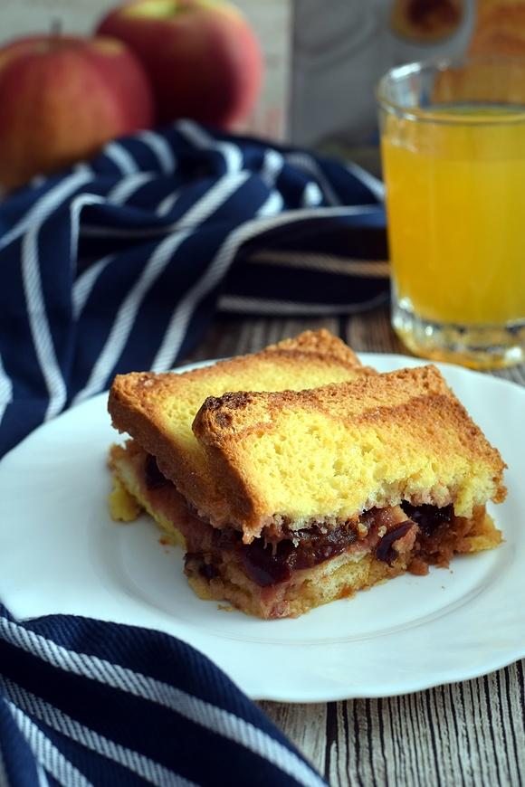 Pudding z sucharków ze śliwkami i rodzynkami