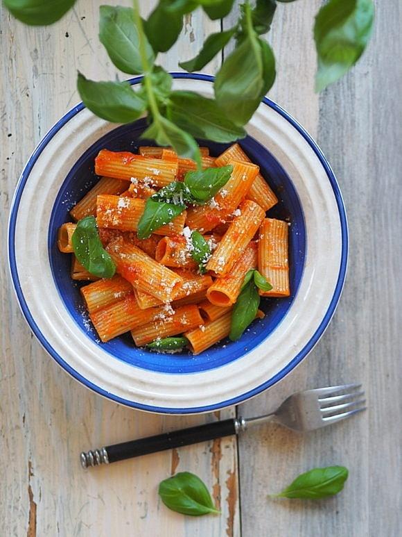Rigatoni z sosem pomidorowym, parmezanem i bazylią