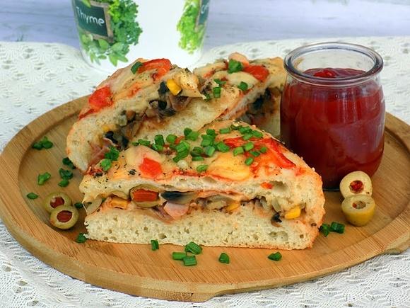 Zapiekanka piętrowa pizza z szynką i oliwkami