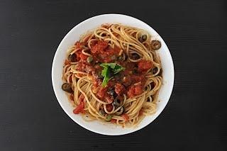 Spaghetti alla puttanesca - szybki i aromatyczny makaron