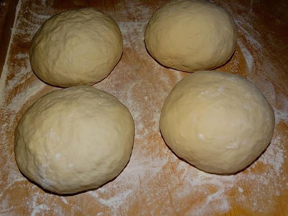 Ciasto na tradycyjną włoską pizzę
