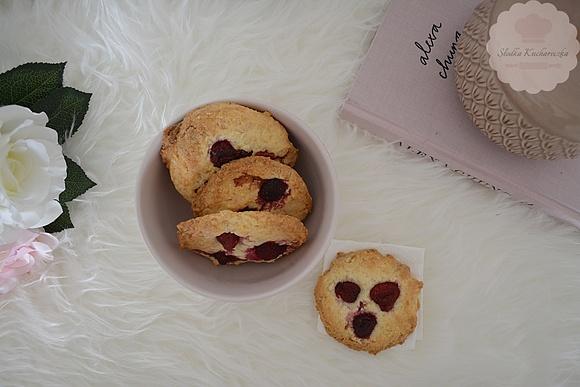 Kruche ciasteczka z malinami i białą czekoladą w Thermomix