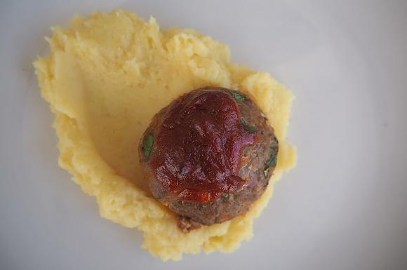 Zapiekane pulpety pomidorowe z palonym masłem