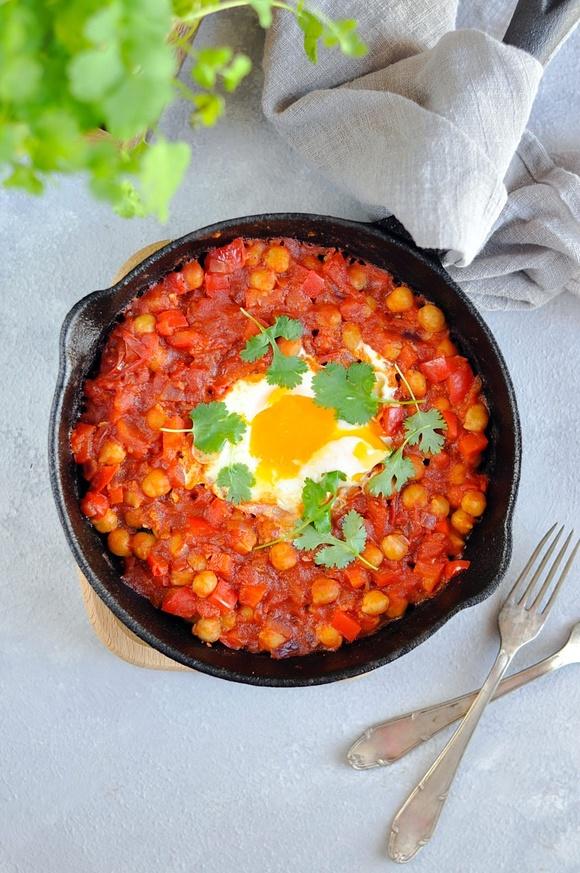 Shakshuka z ciecierzycą - przepis na pożywne danie wegetariańskie