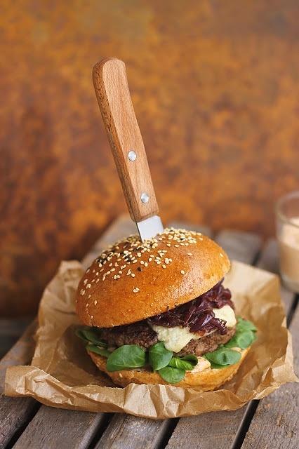 Burger z serem pleśniowym i konfiturą z czerwonej cebuli