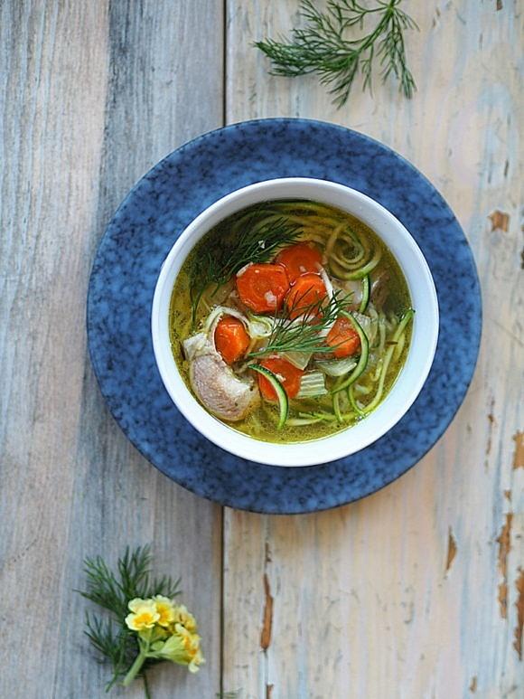 Aromatyczny bulion z kurczakiem i cukiniowymi noodles