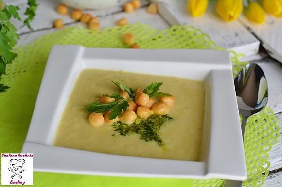 Krem szparagowy z pesto i ptysiowym groszkiem