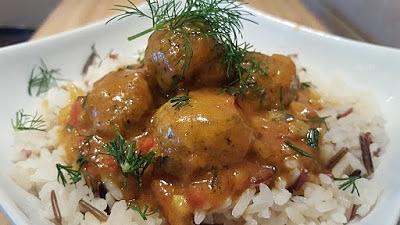 Pulpeciki drobiowe w sosie curry z ryżem i kolendrą
