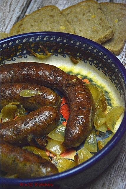 Biała kiełbasa pieczona w piwie i musztardzie