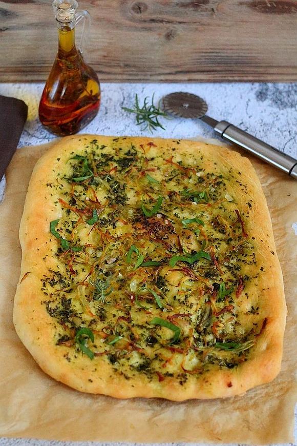 Focaccia z oliwą, ziołami i ziemniakami