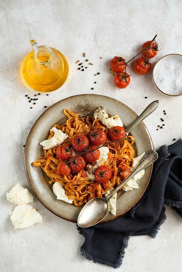 Makaron z sosem pomidorowym, kiełbaskami, mozzarellą i pieczonymi pomidorami
