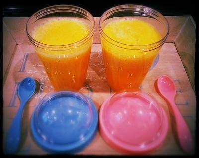 Mango i melon smoothie z wodą kokosową i limonką