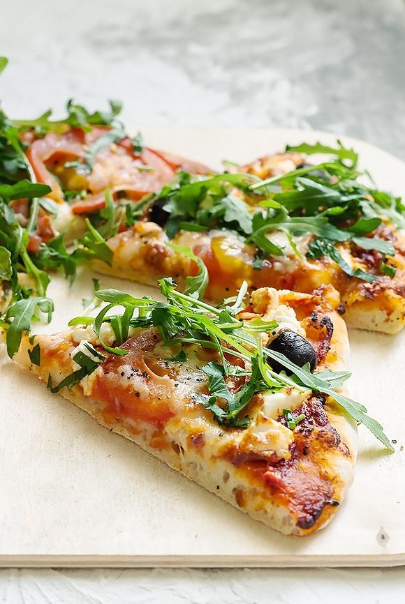 Pizza z pesto kozim serem i rukolą