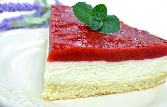 Ciasto z mascarpone i musem truskawkowym z galaretką